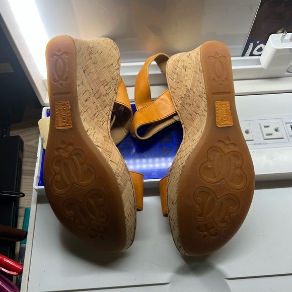 Born Leather deep yellow (mustard) wedge sandal woven heel. size 11. Never worn - Picture 3 of 4